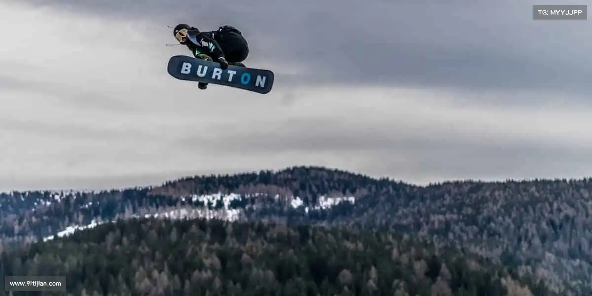 万象城AWC——🏸🌈挥动球拍,创造无限可能!